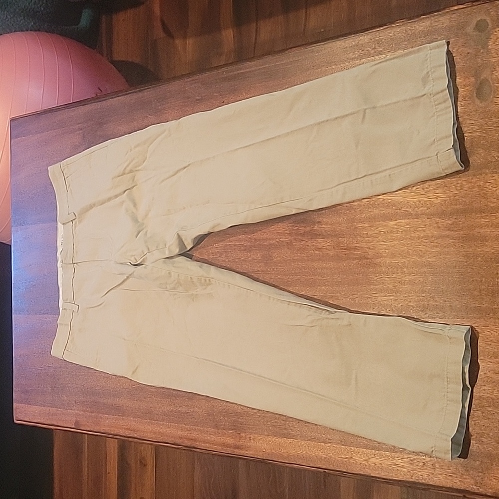 Mens khaki straight leg Old Navy pants.  Size 32×30.